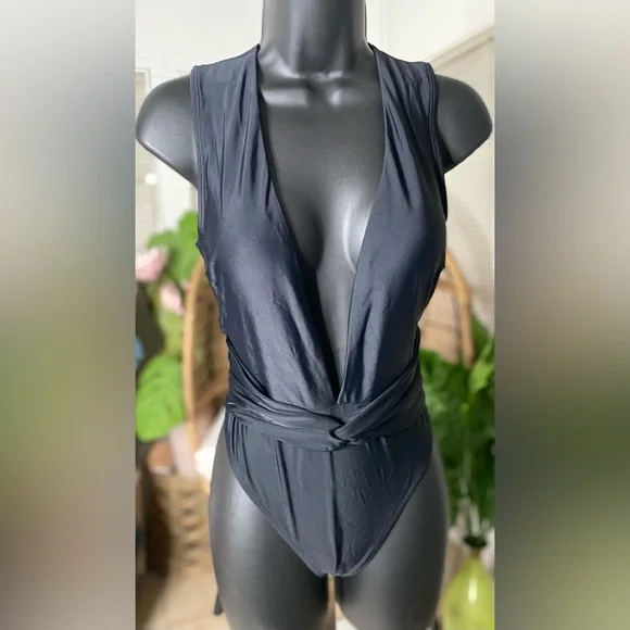 Cupshe Black Plunge Twist Front High-Leg One Piece Swimsuit Size Medium - Picture 5 of 8